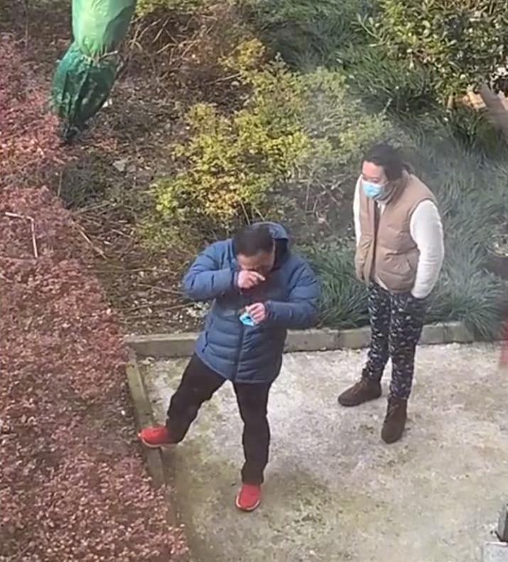 一女子在家吃螺蛳粉臭死,一女子在家天天吃螺蛳粉