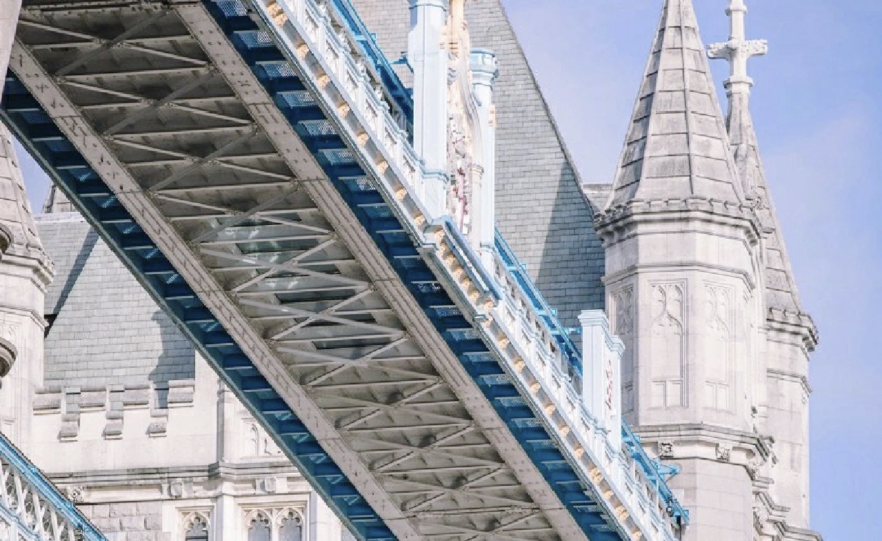 伦敦塔桥建造历史,伦敦塔桥附近的建筑