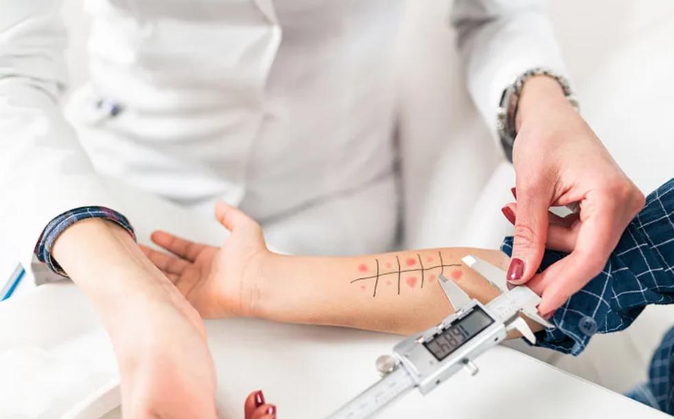 睡前喝牛奶弊端是什么,喝牛奶加鸡蛋等于服毒吗