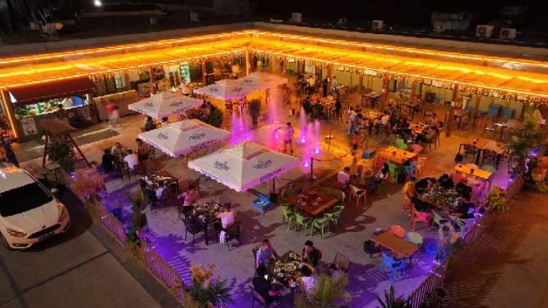 为市民提供高品质夏日休闲场所高新区特色啤酒广场点燃夜经济消费新引擎