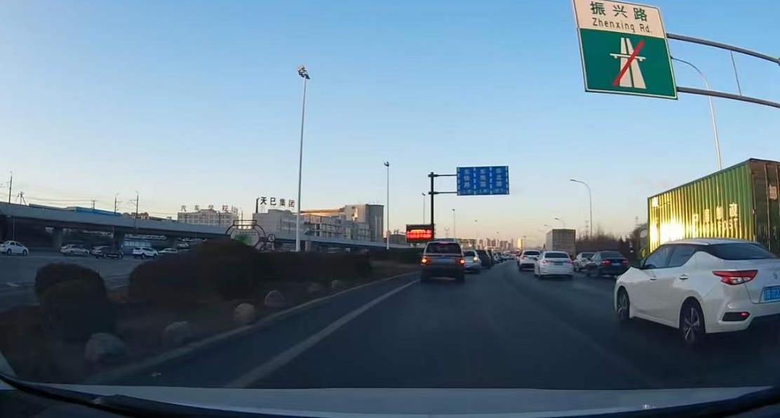 宝马x5高速过坎车身左右摇摆,宝马x5撞到绿化带