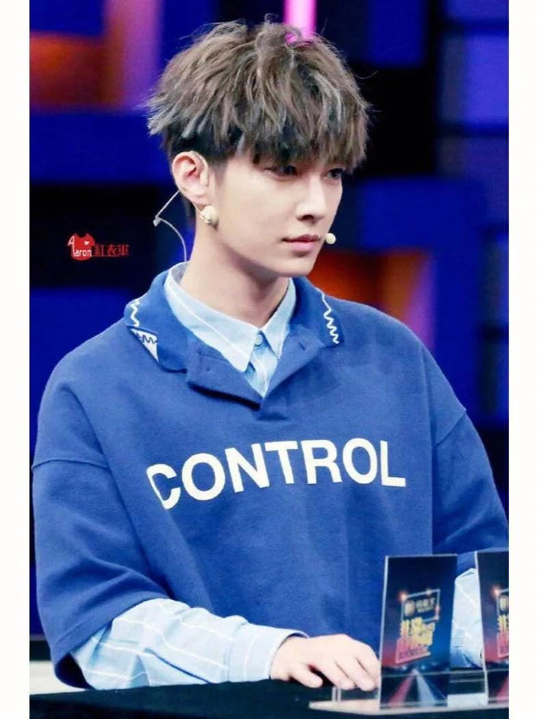 炎亚纶的同性恋风流事：痛并快乐着，看见*裤底**，无法想象！