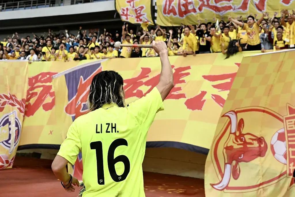 李智足球生涯,李富真的逆袭之路