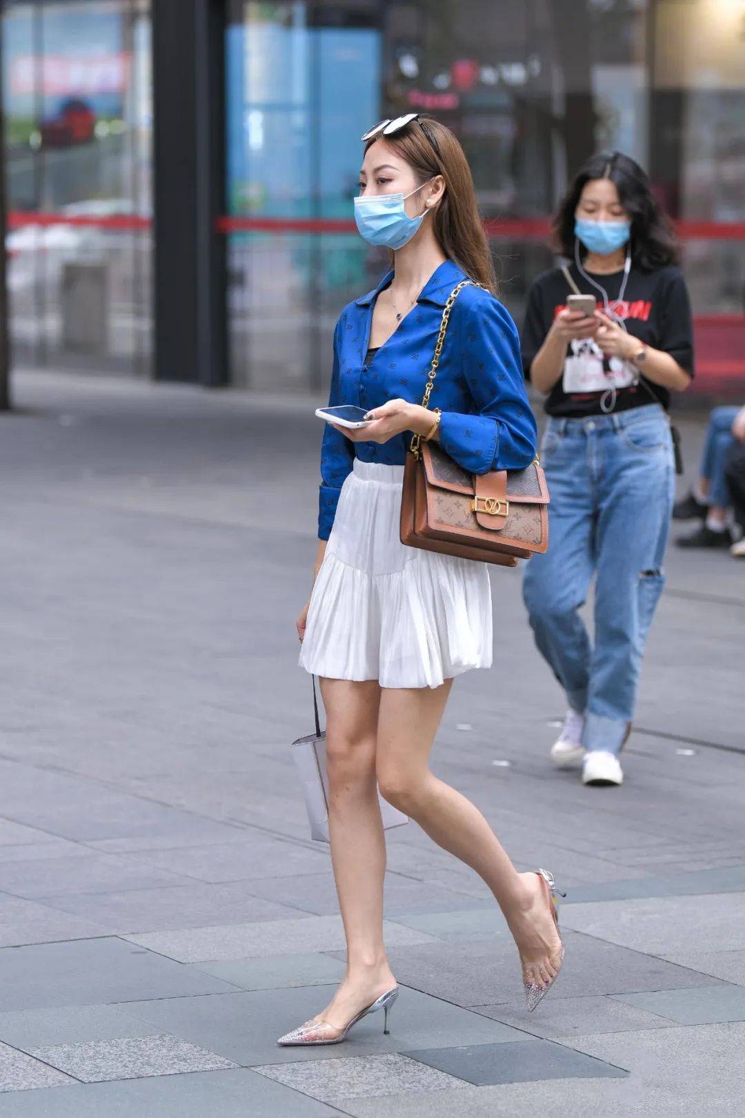 短正肩露脐上衣搭配牛仔短裤,露脐吊带加牛仔短裤搭配