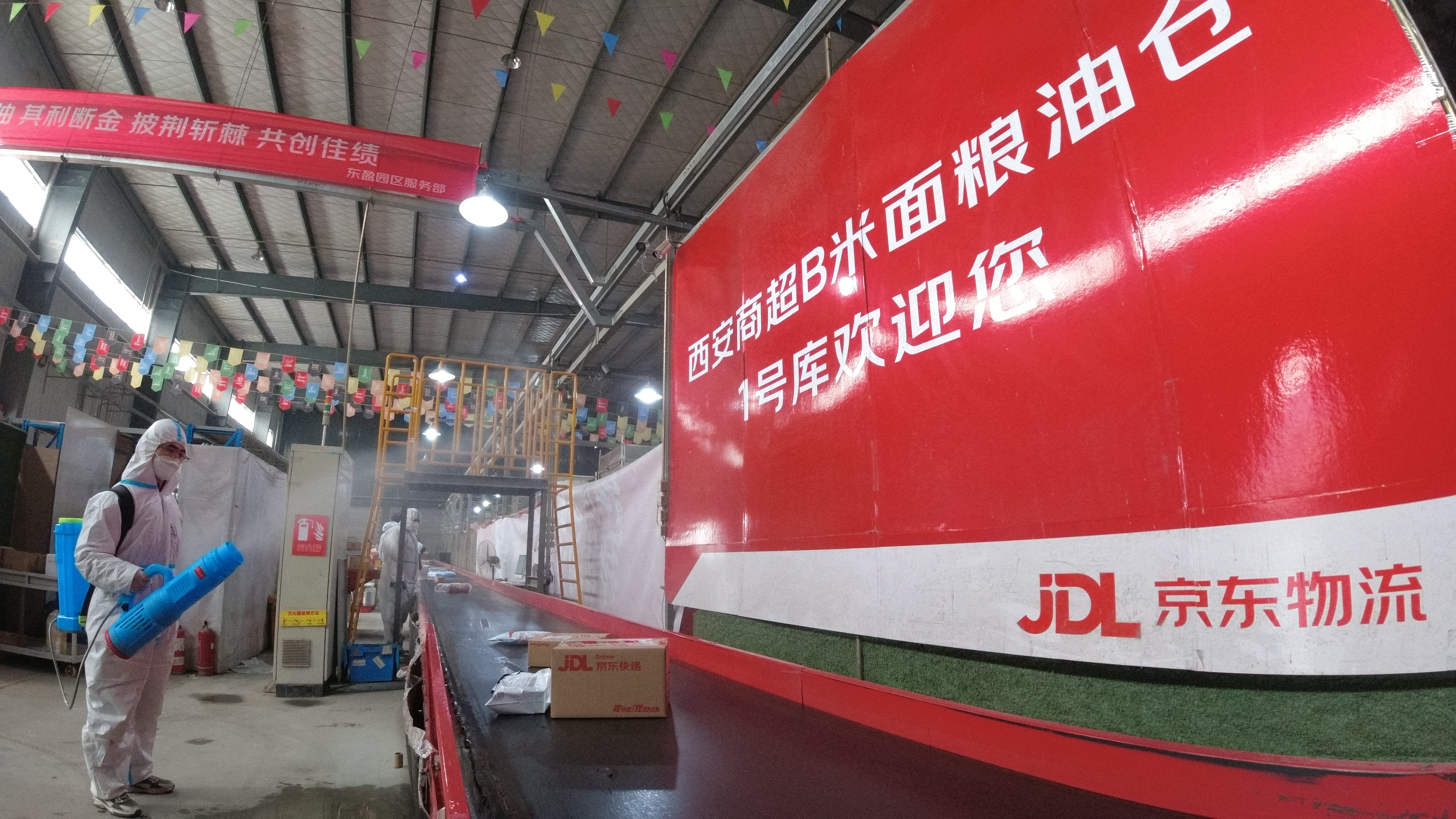 西安有序推动“重启”京东小哥化身“大白”无接触配送