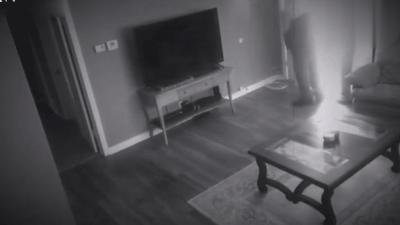 狗狗半夜无故吠叫，主人查看监控吓坏了：门把手在动