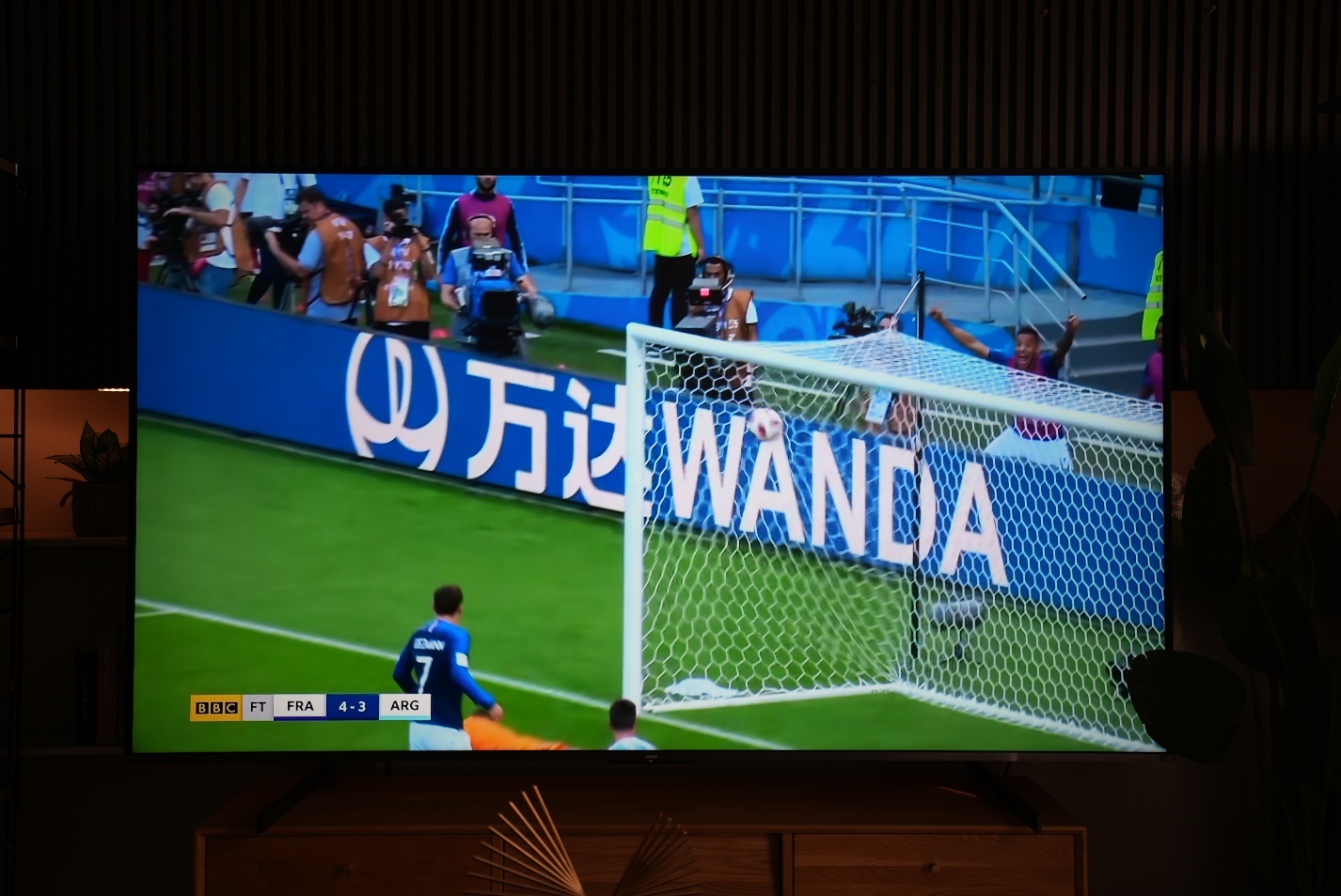 海信电视100寸效果图,家里有个影院