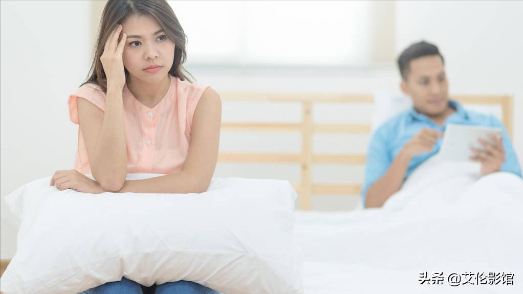 湖北一男子陪媳妇买东西，偷偷暗语买烟，收银员秒懂：男人的默契