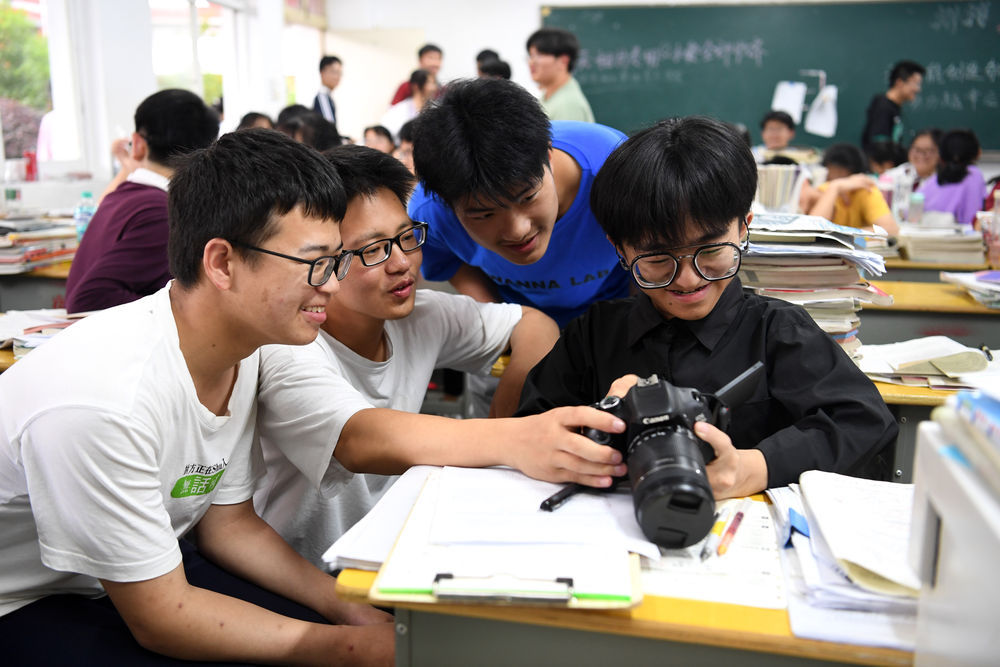 12岁男孩残疾骑扭扭车上学,被担架抬进考场小伙超一本线52分