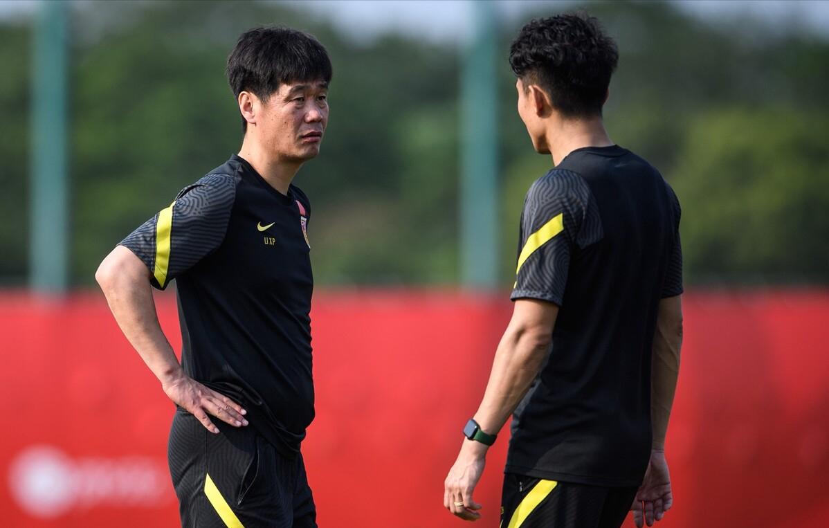 青岛足球教练李霄鹏,李霄鹏鲁能换帅视频