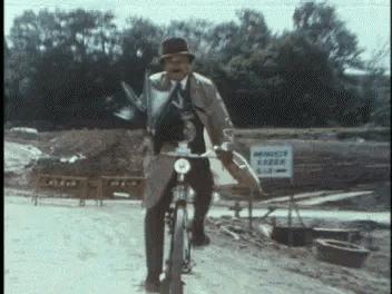 伴娘蹲角落里玩手机,伴娘躲在角落玩手机很漂亮