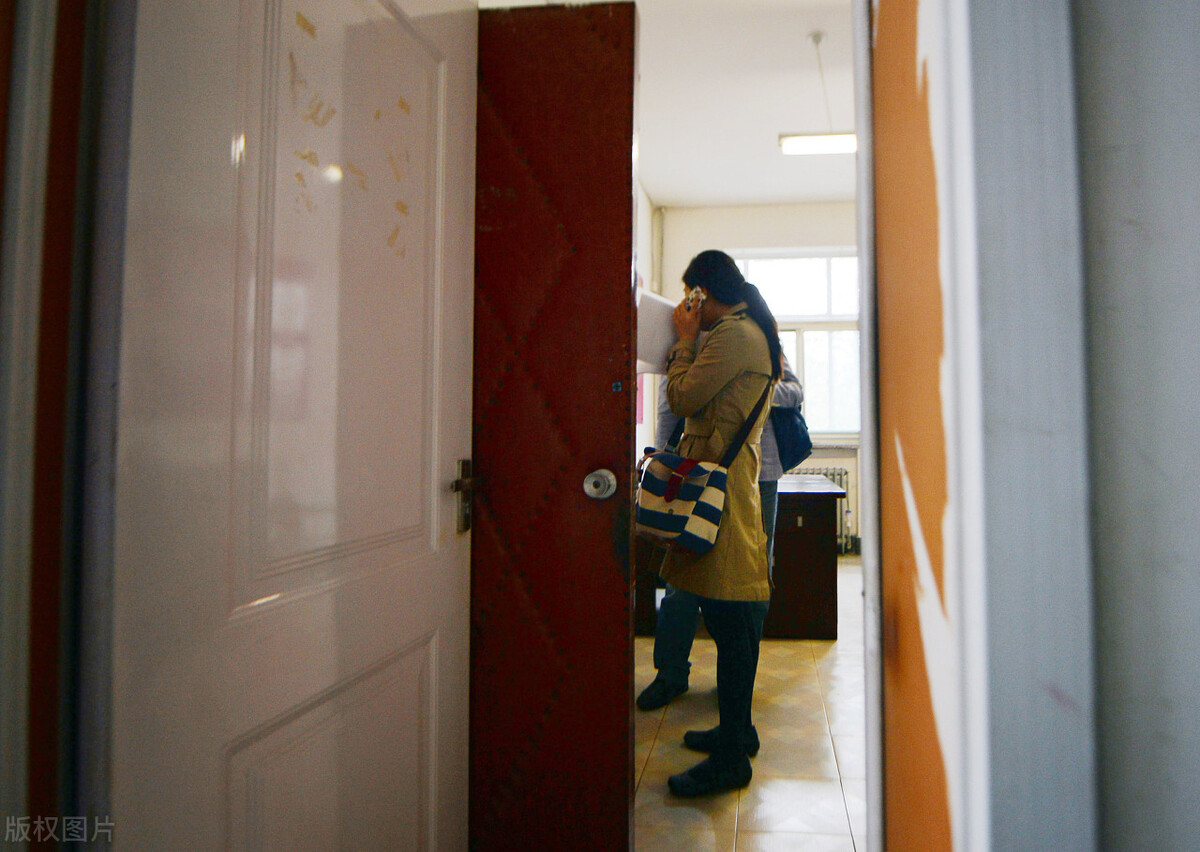 32岁女人哭诉男闺蜜受伤去照顾,30岁女人哭着被抛弃