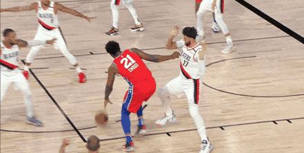 篮球犯规判断技巧,篮球的阻挡犯规是怎么判定的