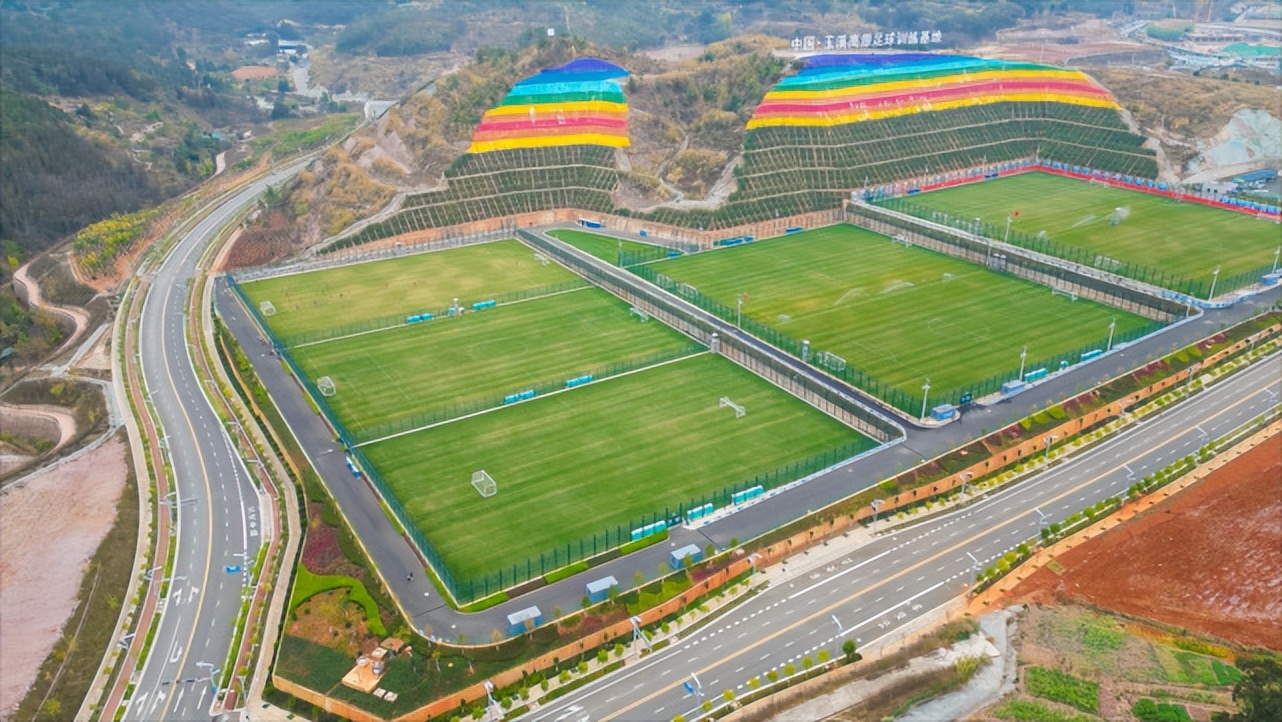 过“足”瘾放开踢云南高标准足球场地助力县域足球赛成功举办