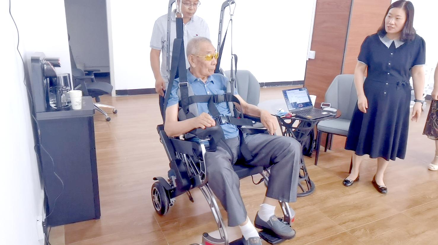 解决下肢残障人群行走难题，智能行走机器人开启崭新生活！