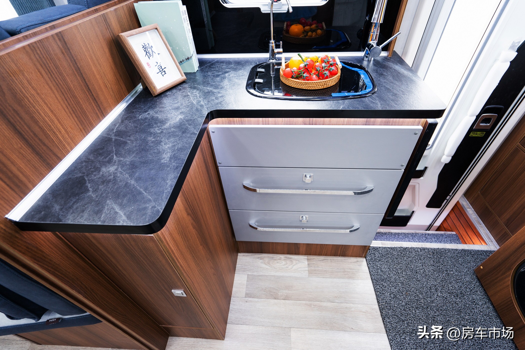 赛德卡700p房车是哪个品牌,最新款五十铃轻卡升顶带拓展房车