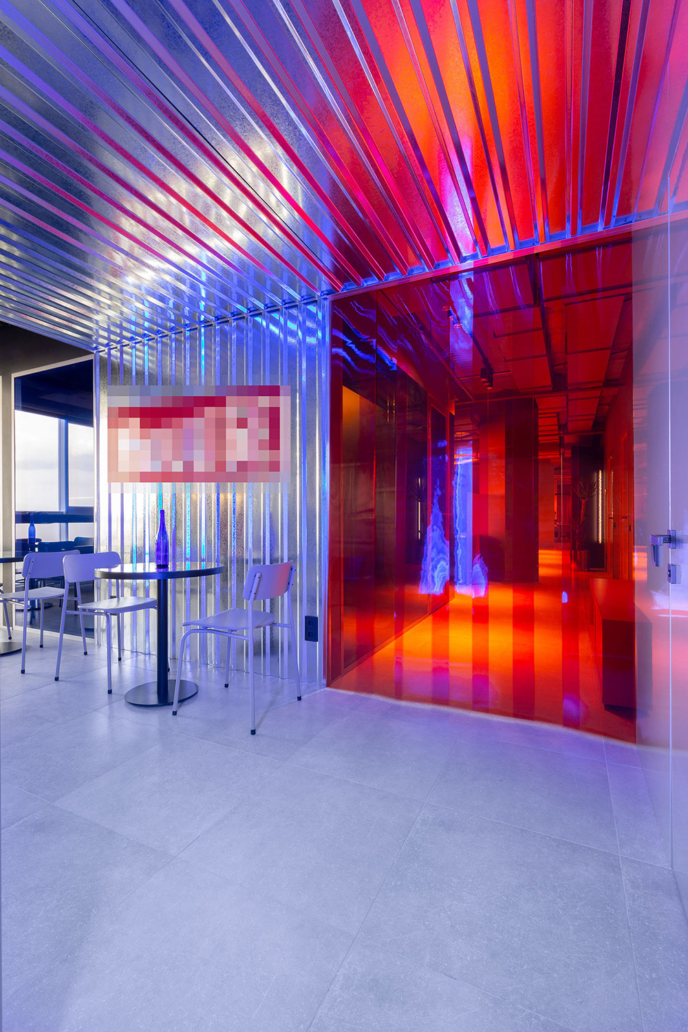 红蓝渐变手机游戏开发公司基辅办公设计欣赏