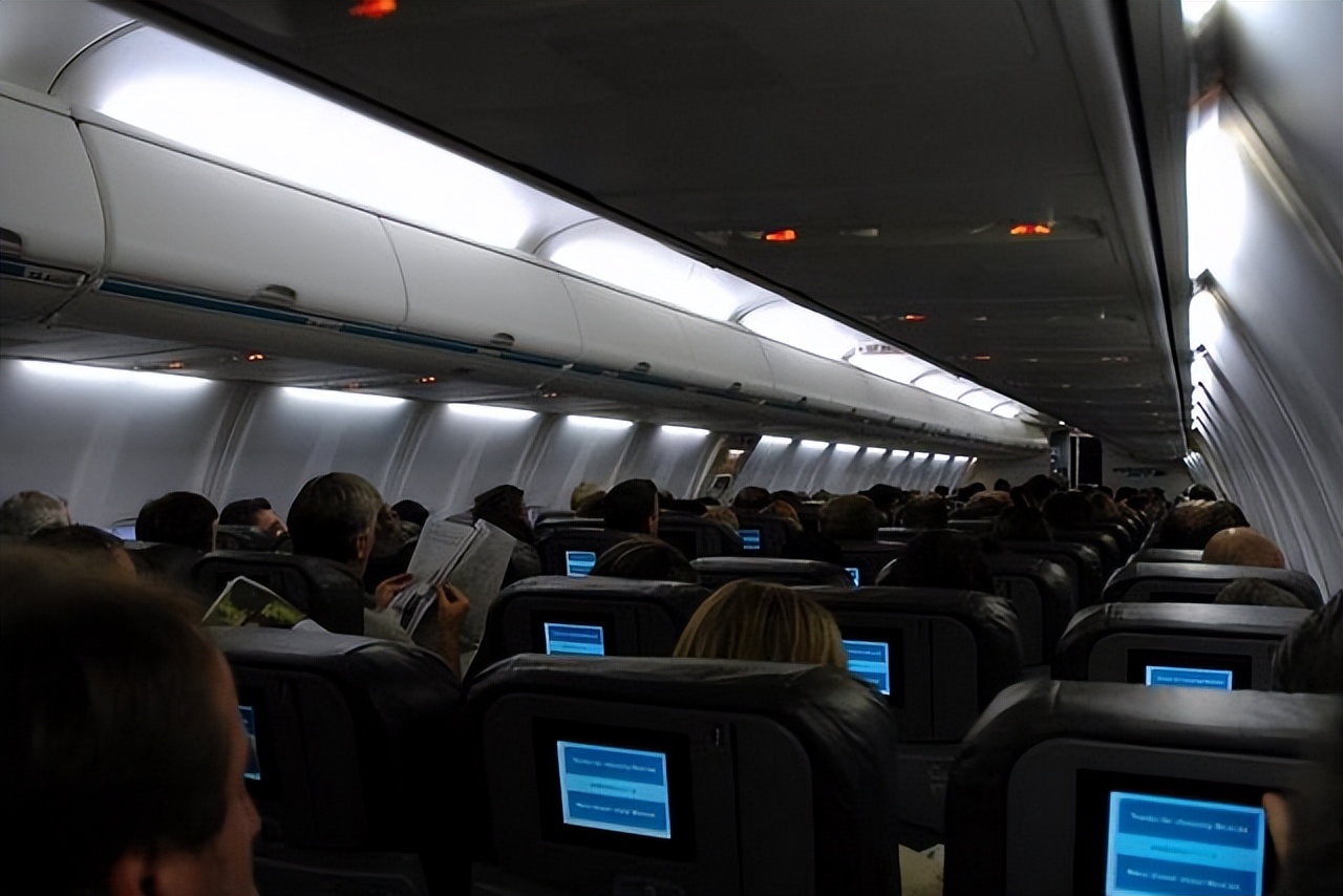 飞机机票太便宜会不会不安全,白天机票和晚上飞机哪个便宜