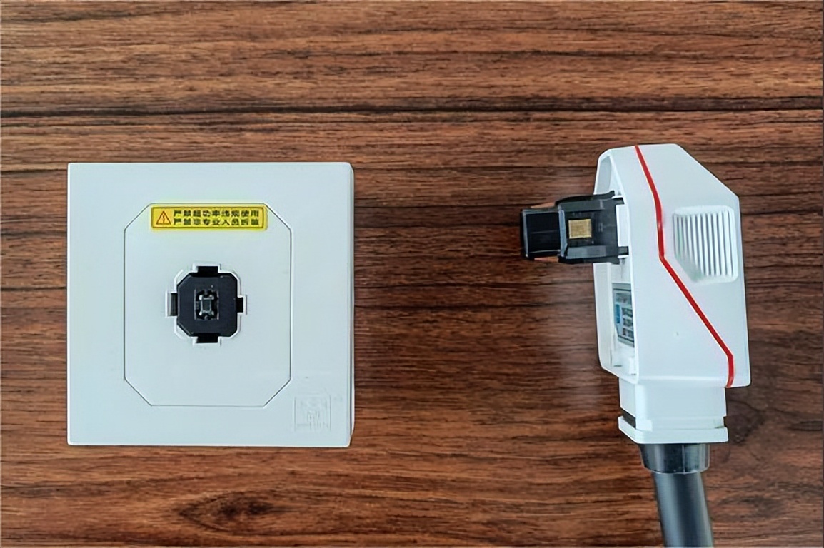 哪吒S不用充电桩，家用便携式充电器怎么选？