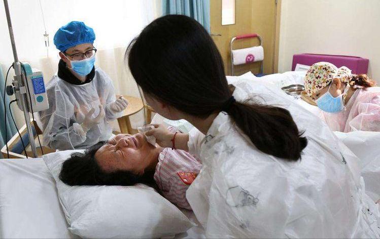 因嫌家属红包太少，助产士缝住产妇“肛门”？真相如何？