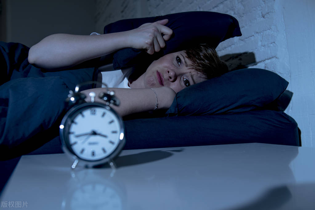 失眠痛苦入睡困难,多梦难眠,3种中成药疏肝解郁,益气健脾安神