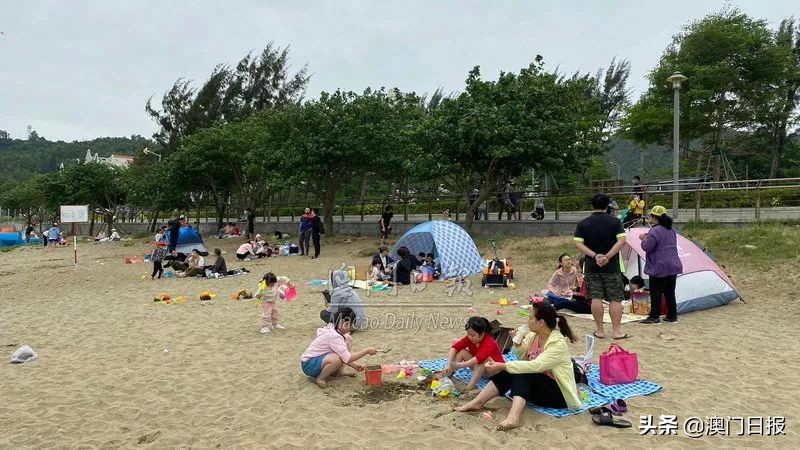 黑沙滩假期人气盛