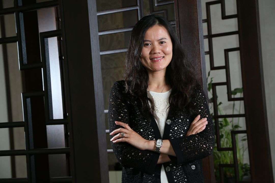 她曾是大学老师，却辞职跟随丈夫创业，最后成董事长，身家225亿