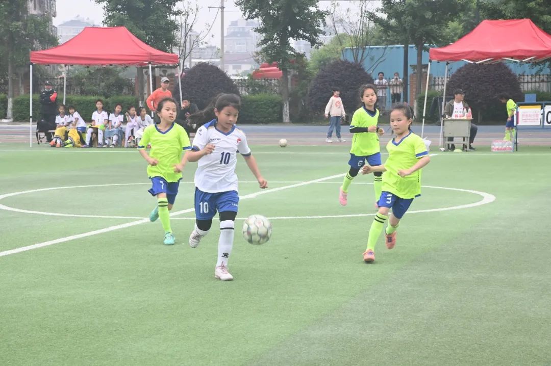 足够精彩校园足球联赛火热进行中,驰骋绿茵足球