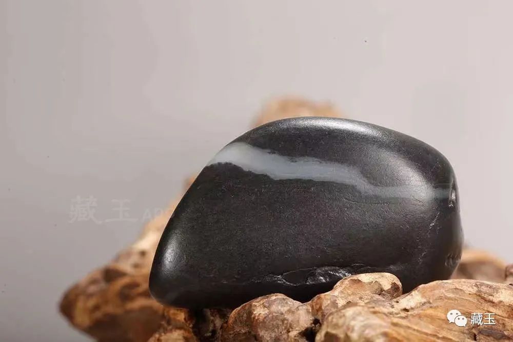 最贵的玉摊位,几百块钱的青花籽料