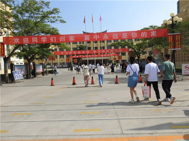 毕业季来临即将和母校说再见,毕业十年匆匆路过母校感言