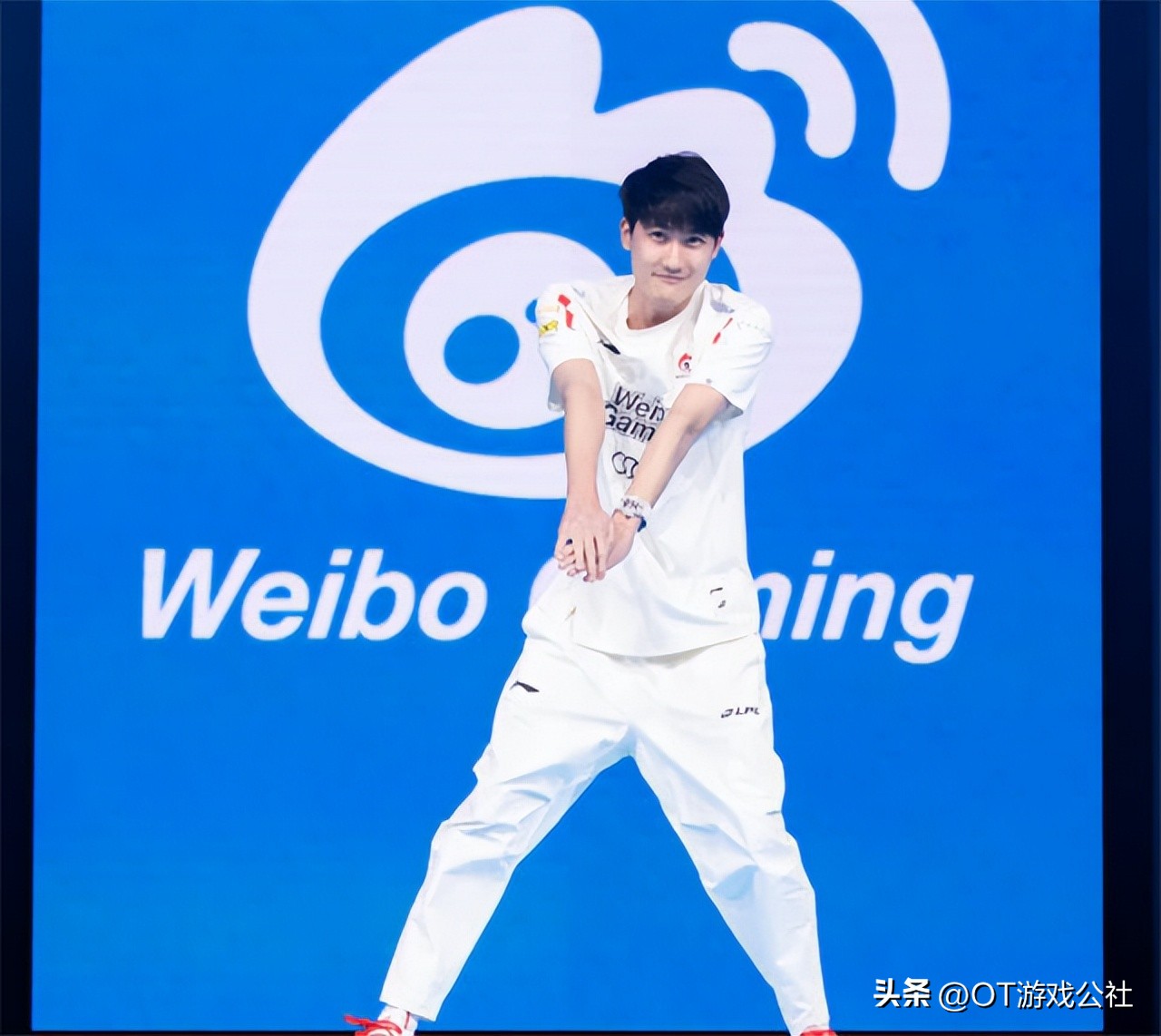 LPL的赛前整活惹到爱豆粉丝,卡萨澄清:我只是在致敬一位明星