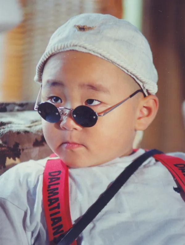 笑林小子郝劭文10岁片酬过千万，身家却被母亲败光，他现状如何？