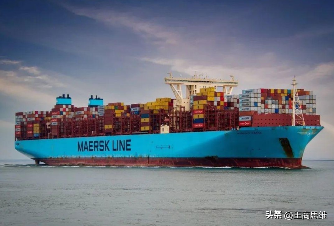 空集装箱大量堆积码头,空货柜堆积如山