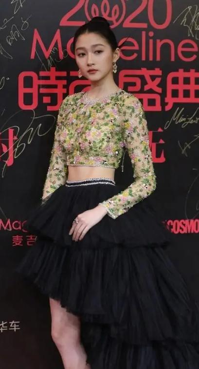 关晓彤为谁挡热搜,关晓彤烂大街造型