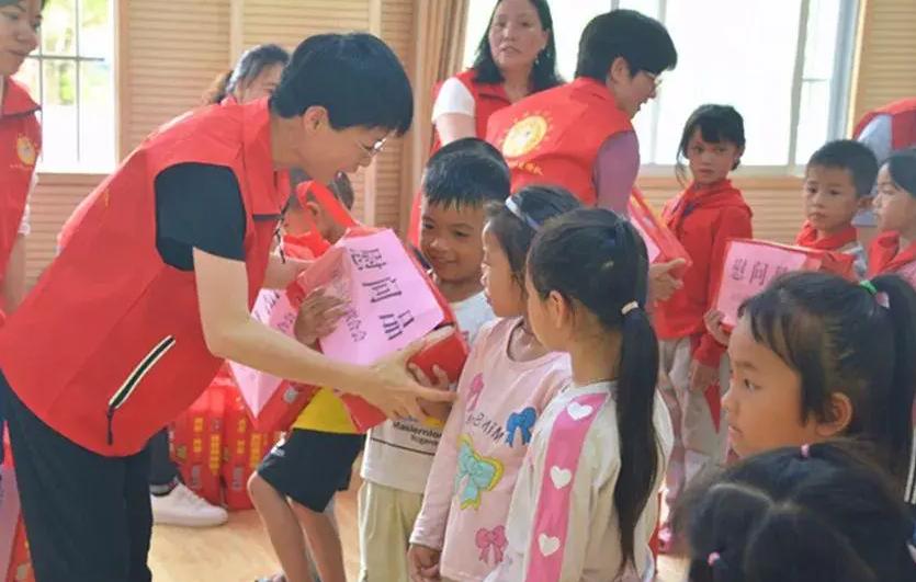 如何改善孩子的人际关系,克服儿童人际交往障碍