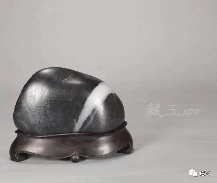 最贵的玉摊位,几百块钱的青花籽料