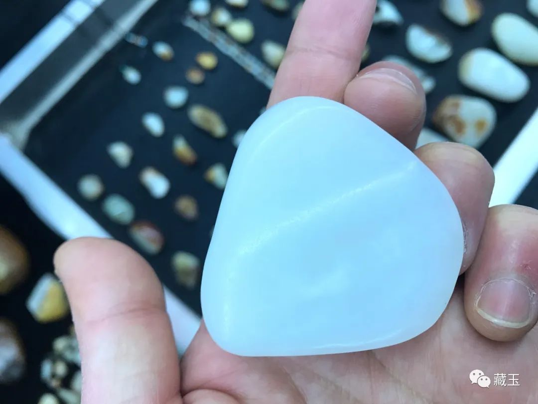 68元和田玉手镯,籽料8000元的手镯贵吗