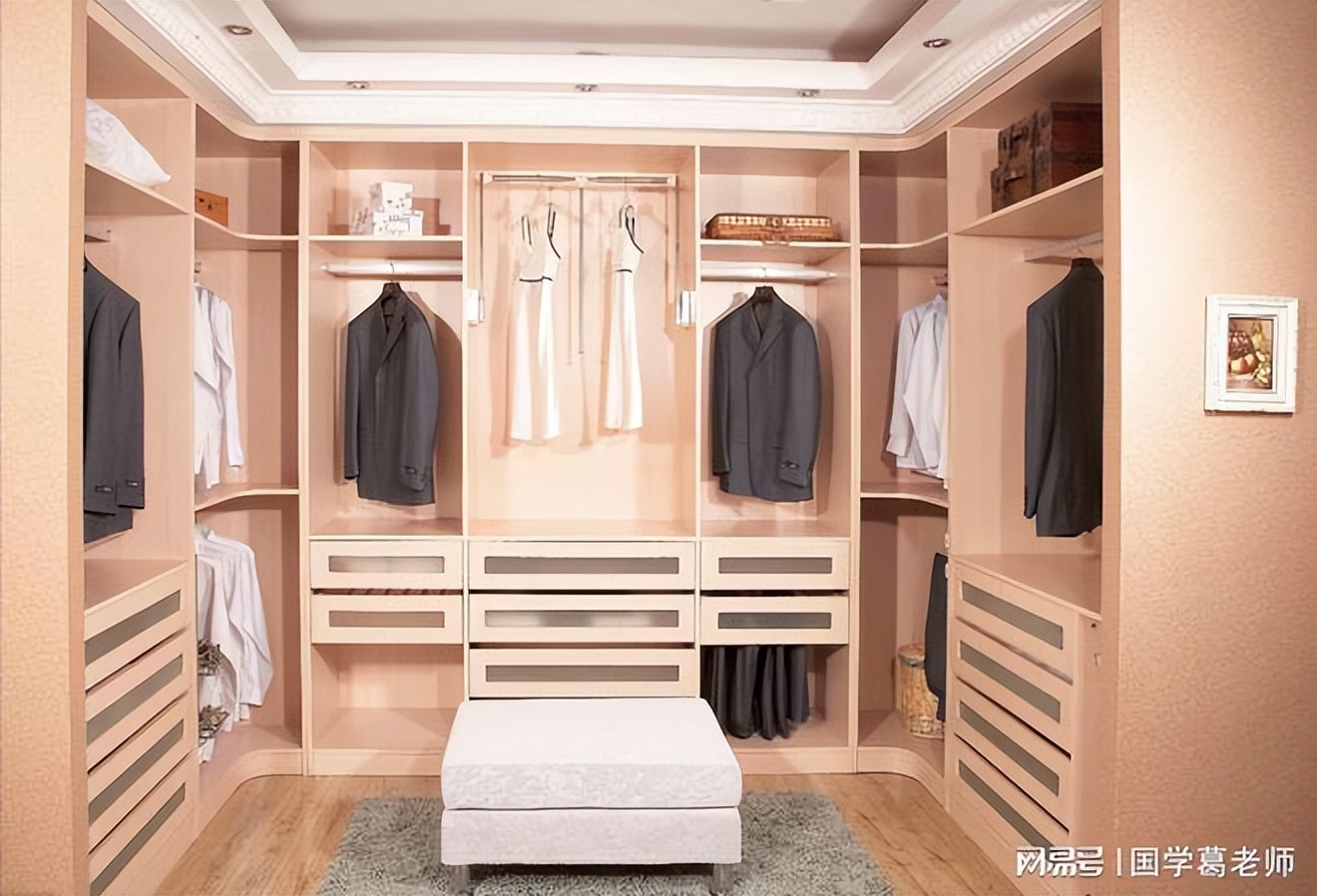 卧室床与衣柜梳妆台最佳摆放图,卧室有飘窗衣柜与床最佳摆放图