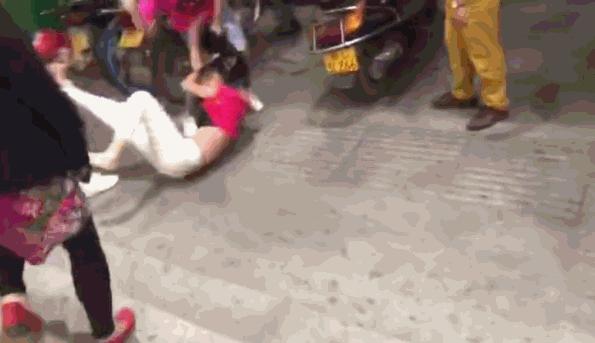 群殴小三，揪头发，强行拖拽至街上，