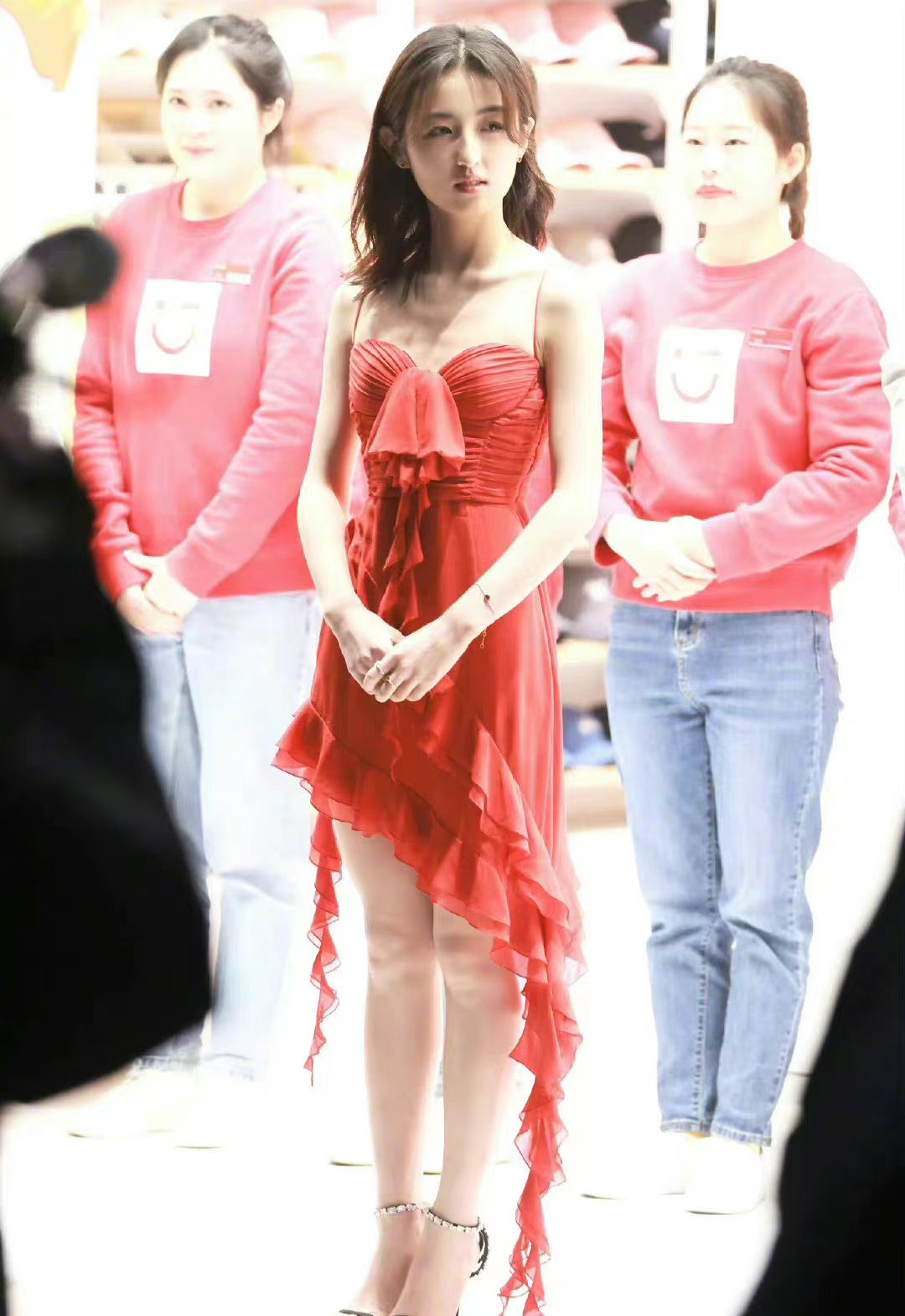 张子枫穿吊带裙秀成熟气质,张子枫荷叶边视频