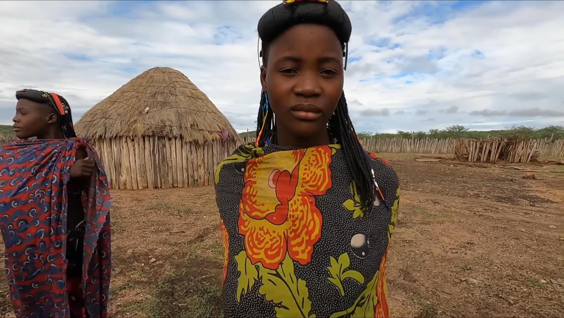 非洲神奇的部落，用牛粪做发型，偶遇不穿衣服的女孩