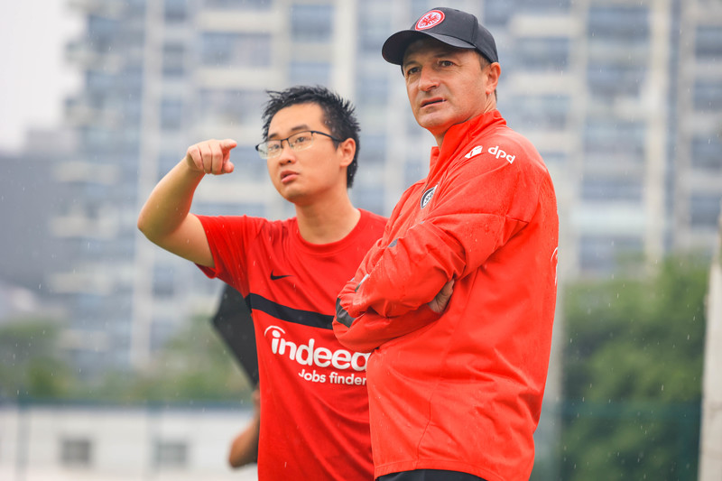 深圳游泳教练救人,跳海救人外籍教练