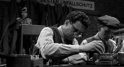 辛德勒的名单开头插曲,辛德勒的名单结尾放石头