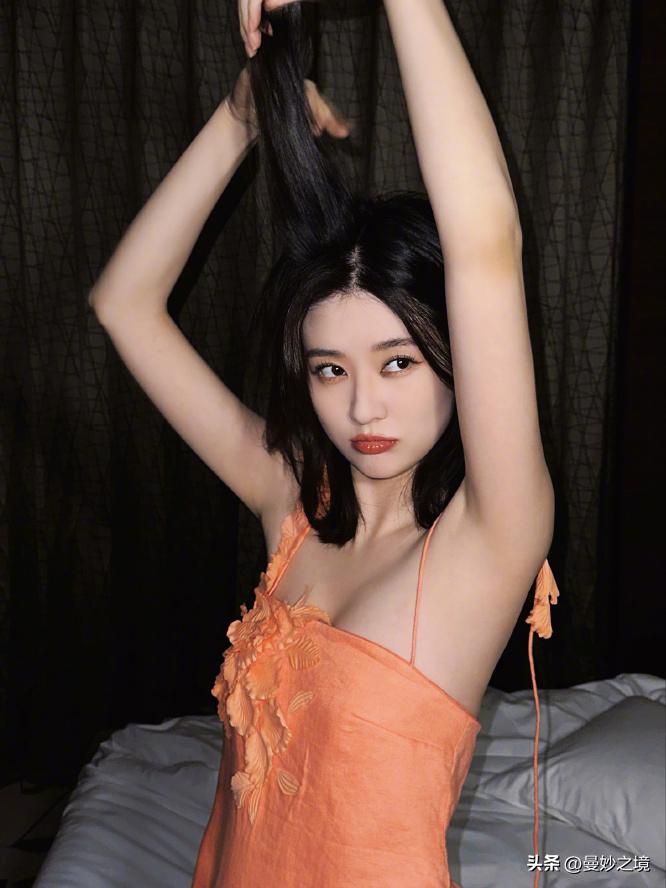 乔欣街头皮衣回眸夜晚半身照,乔欣抹胸白礼服女神气质高清写真