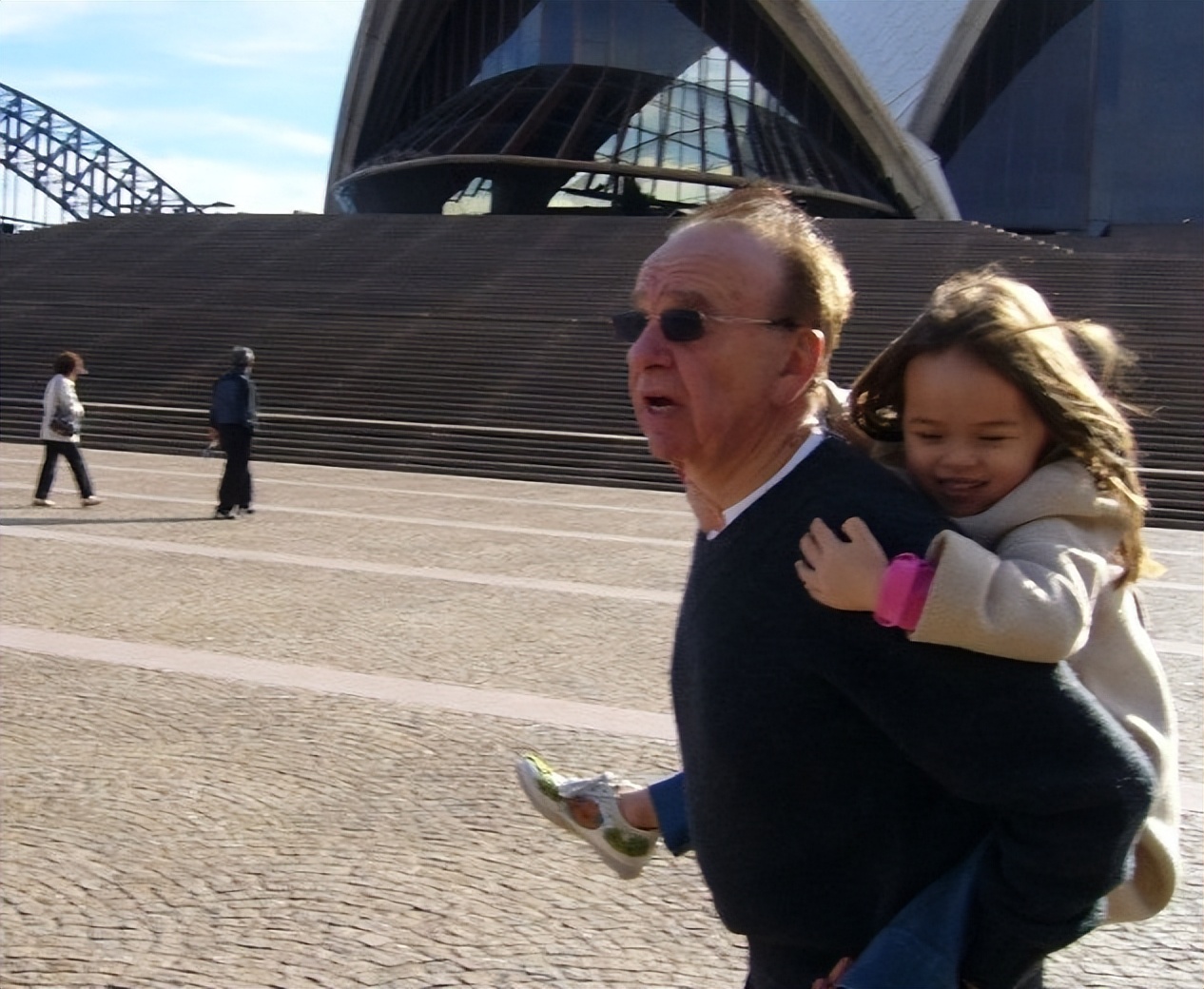 邓文迪与默多克的小女儿,邓文迪的两个女儿与默多克