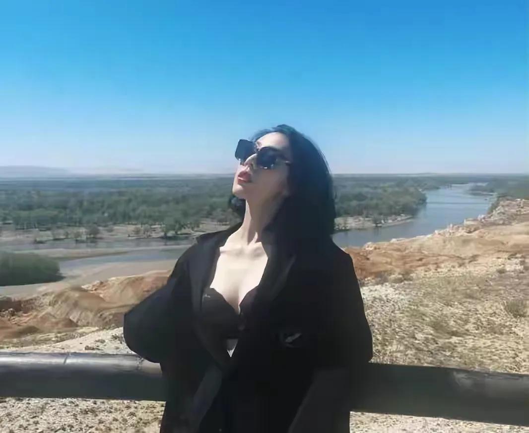 直播国企领导与小三出轨逛街被拍，天价*养包**的小三身材果然火辣！