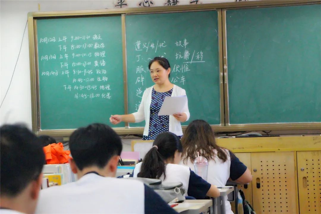 班长用班费给老师送礼后续,班长花四千元班费给老师送礼