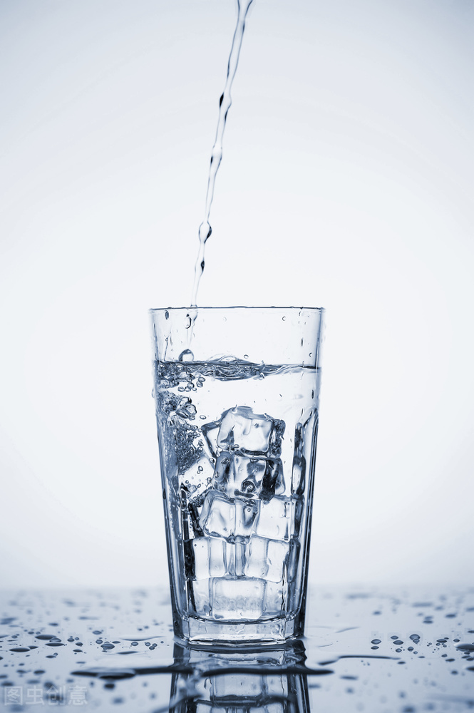 农夫山泉面对消费者对瓶装水质疑,农夫山泉如何称霸瓶装水