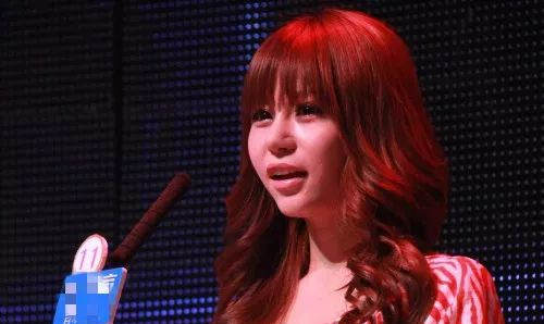 那个宁愿坐在宝马里哭的人,那个宁愿坐在宝马里哭的女孩