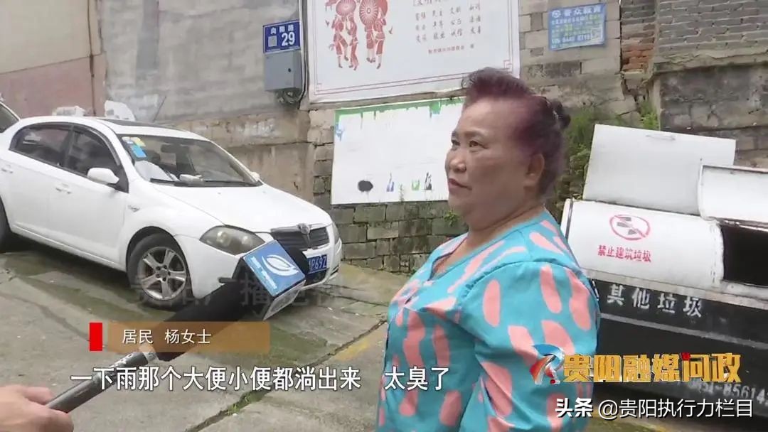 一下大雨就往外冒污水,下雨小区化粪池很臭